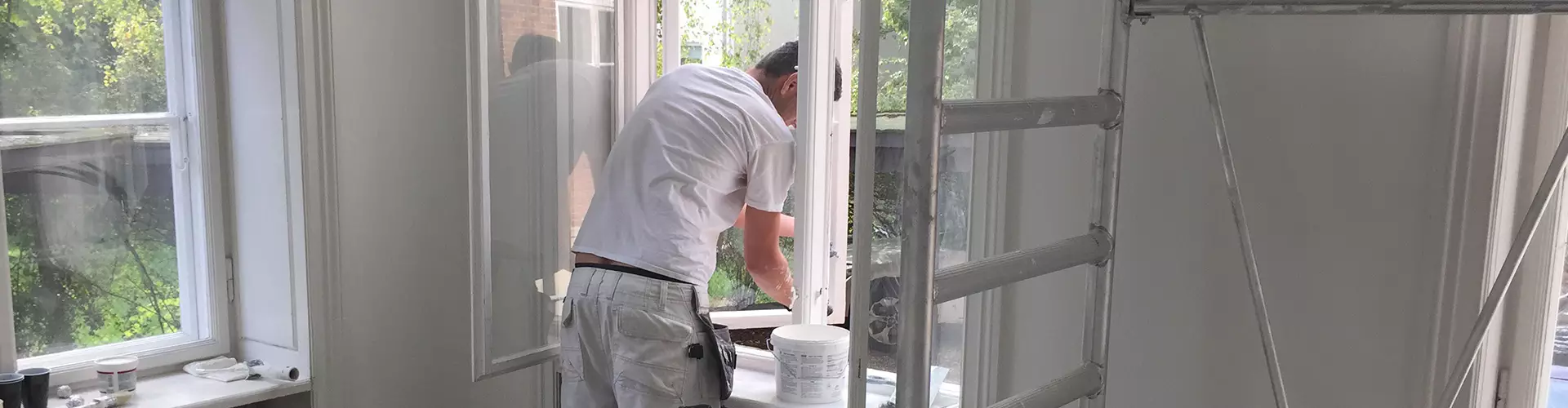 Malermester arbejder maler vindue på Frederiksberg